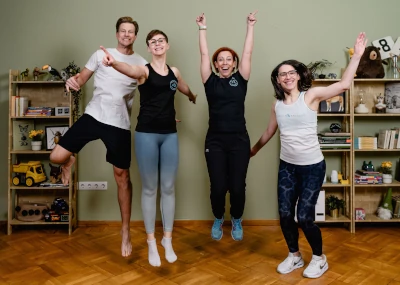 Lányok lelkesen ugrálnak